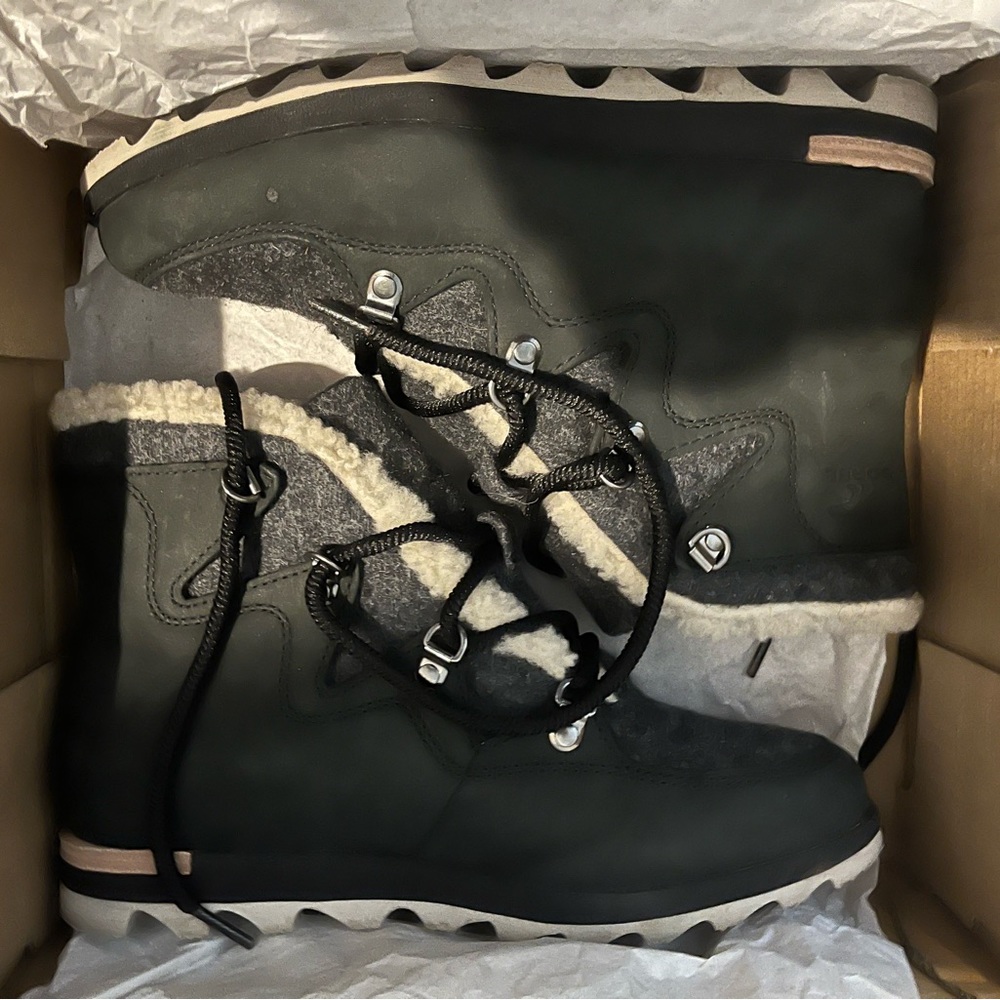 SOREL Sneakchic Alpine holiday boot. Size 8
